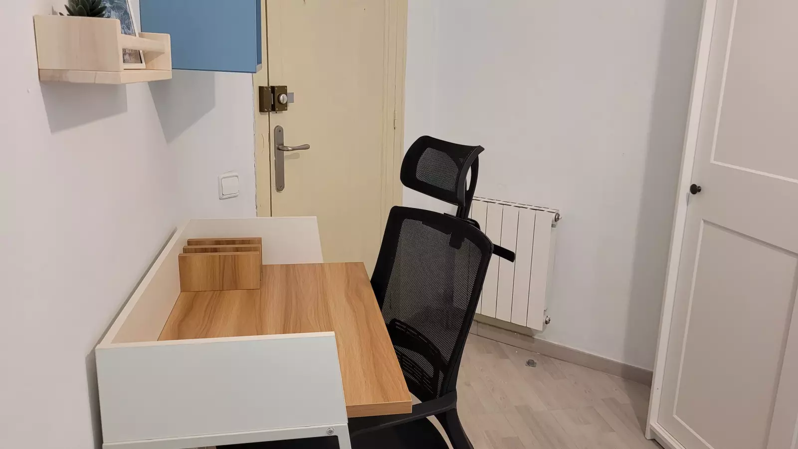 Furnished room in a shared flat in Eixample · 3