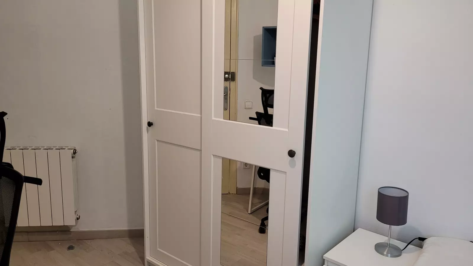 Furnished room in a shared flat in Eixample · 4