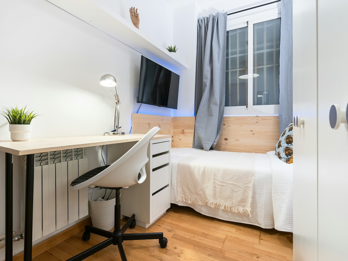 Habitación amueblada en piso compartido de 5 personas en Gràcia · 2