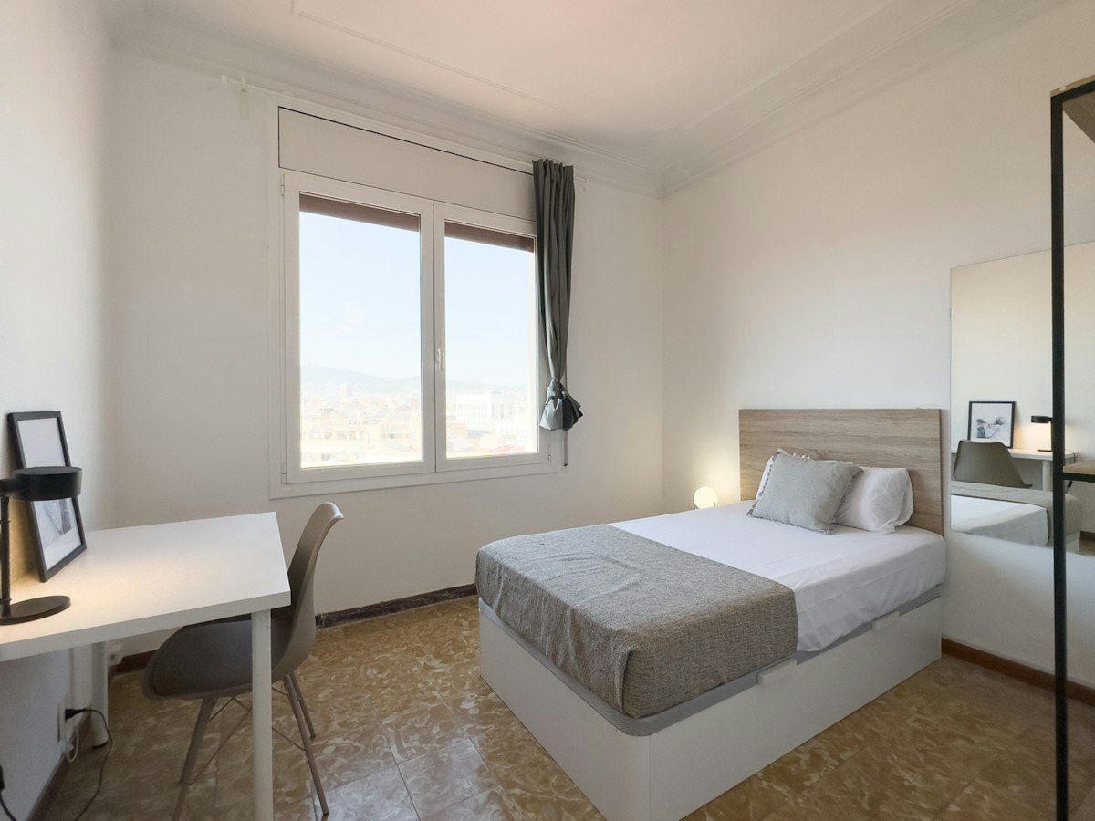 Furnished room in a 11-person shared flat in Sants-Montjuïc