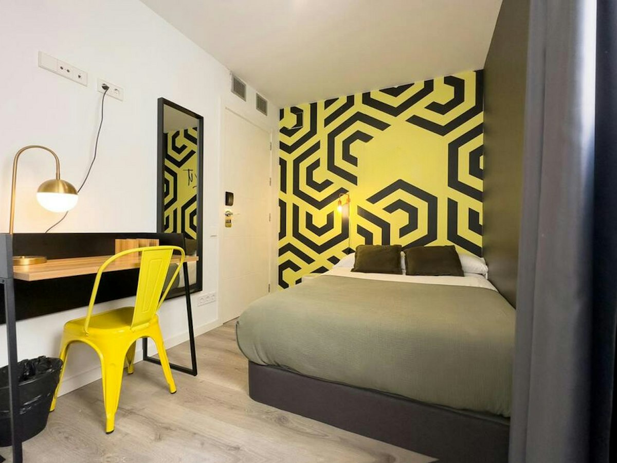 Furnished room in a 4-person shared flat in Ciutat Vella · 2