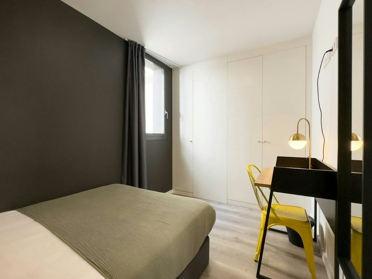 Furnished room in a 4-person shared flat in Ciutat Vella · 3