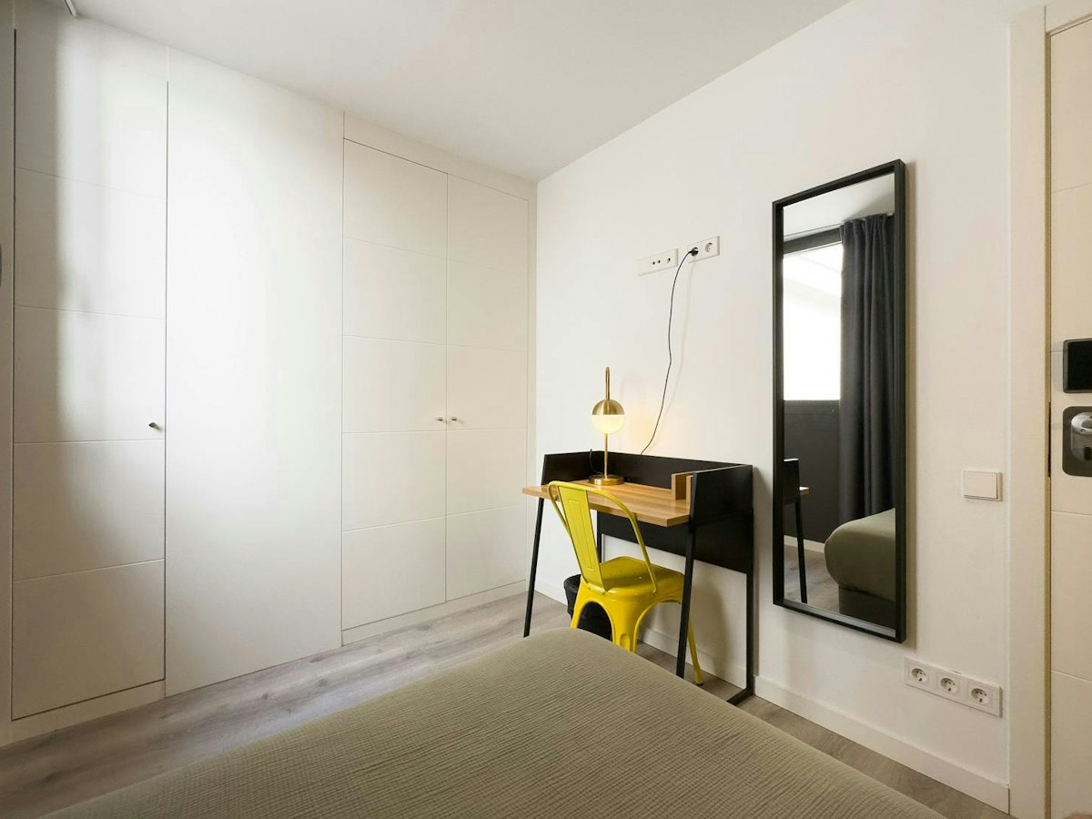 Furnished room in a 4-person shared flat in Ciutat Vella · 4