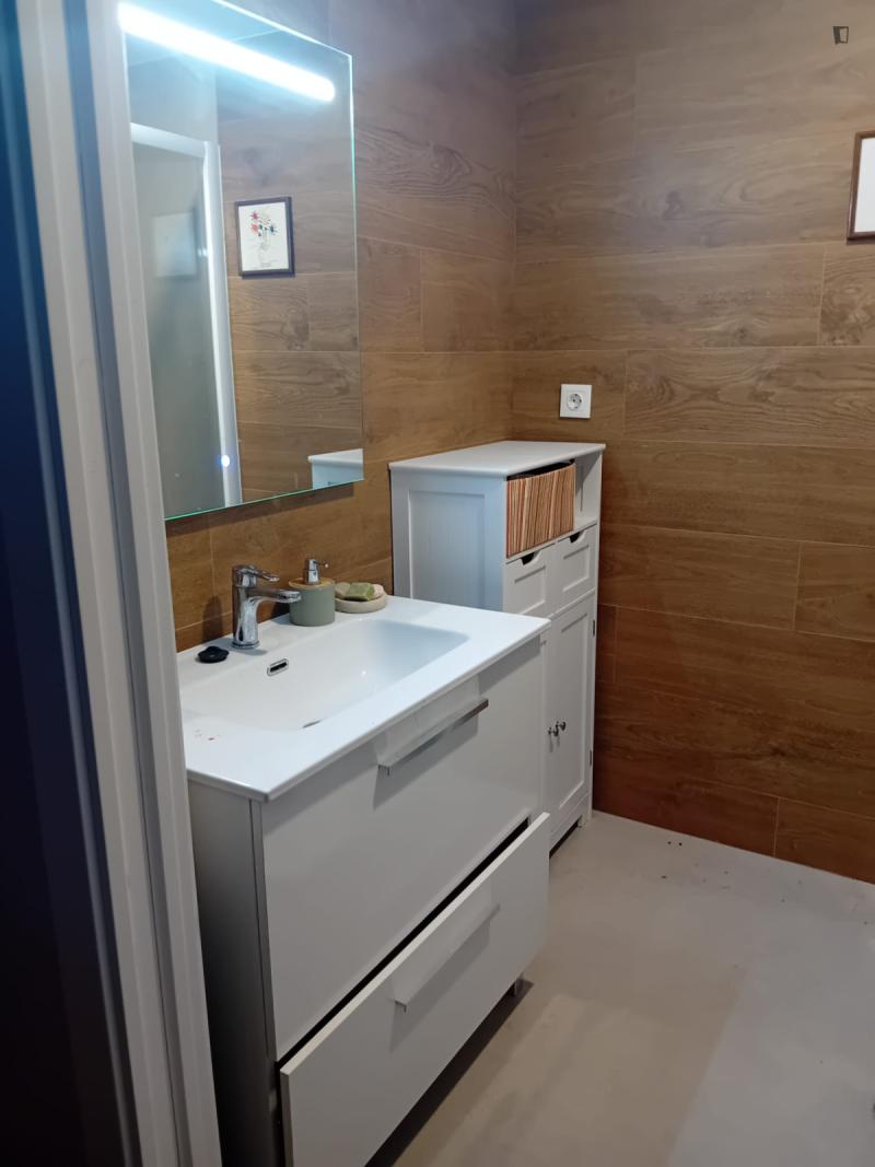 Furnished room in a 3-person shared flat in Barcelona · 3