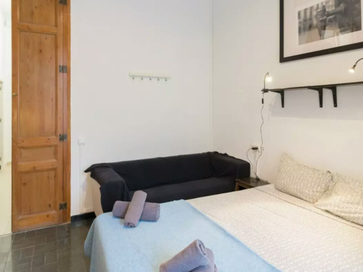 Furnished room in a 10-person shared flat in Sants-Montjuïc · 3