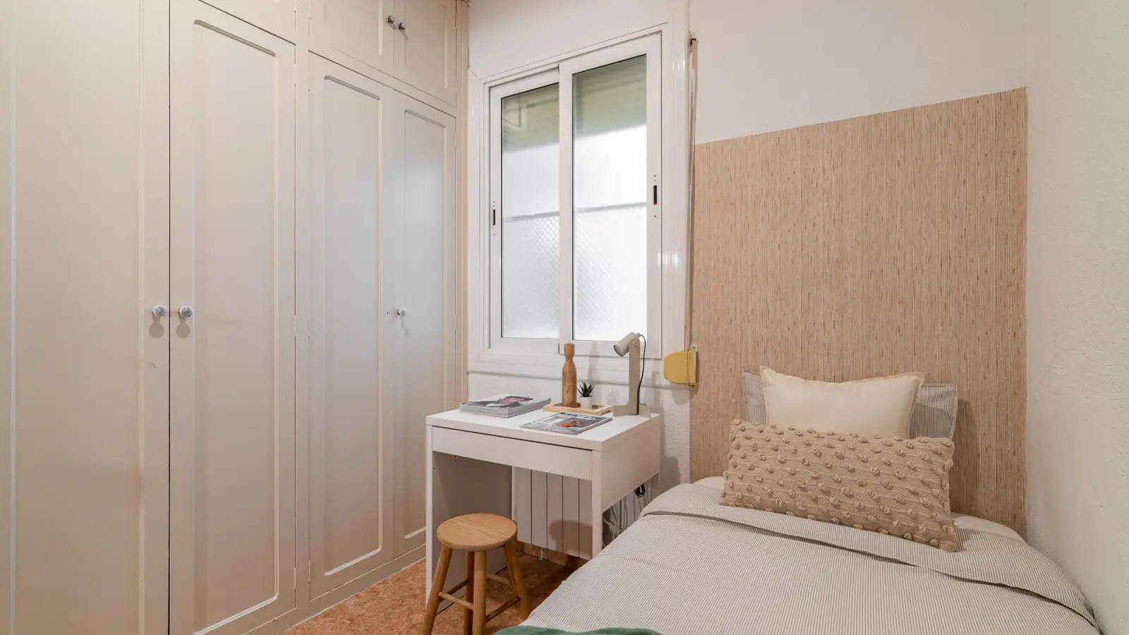 Furnished room in a shared flat in Eixample · 2