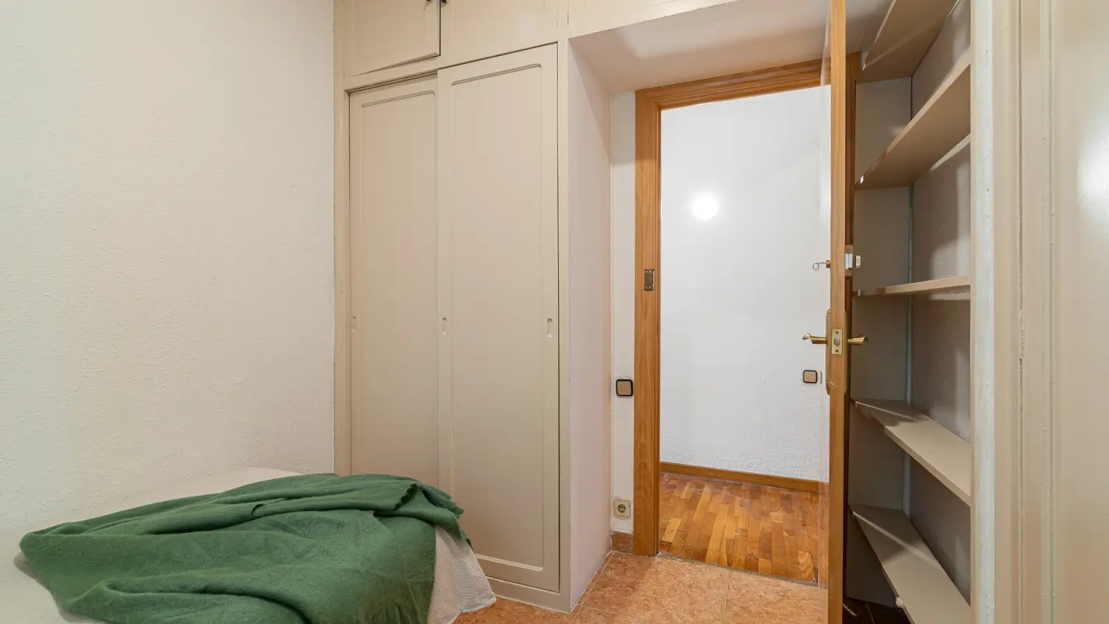 Furnished room in a shared flat in Eixample · 3
