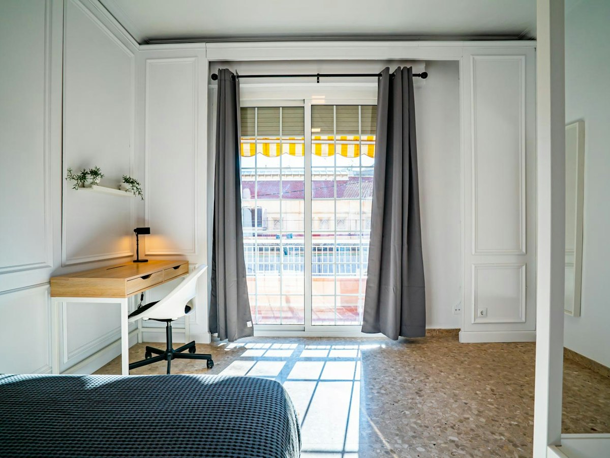 Furnished room in a 6-person shared flat in L'Hospitalet · 3