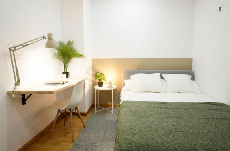 Furnished room in a 4-person shared flat in Ciutat Vella · 2