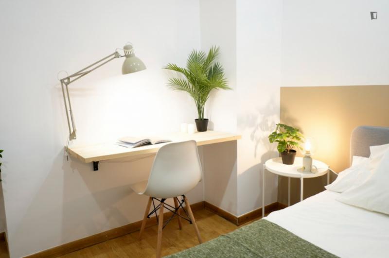 Furnished room in a 4-person shared flat in Ciutat Vella · 3