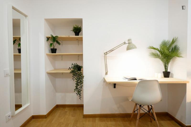 Furnished room in a 4-person shared flat in Ciutat Vella · 4