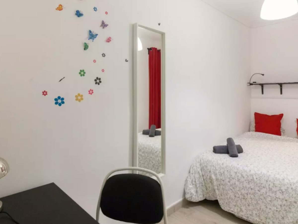 Furnished room in a 5-person shared flat in L'Hospitalet