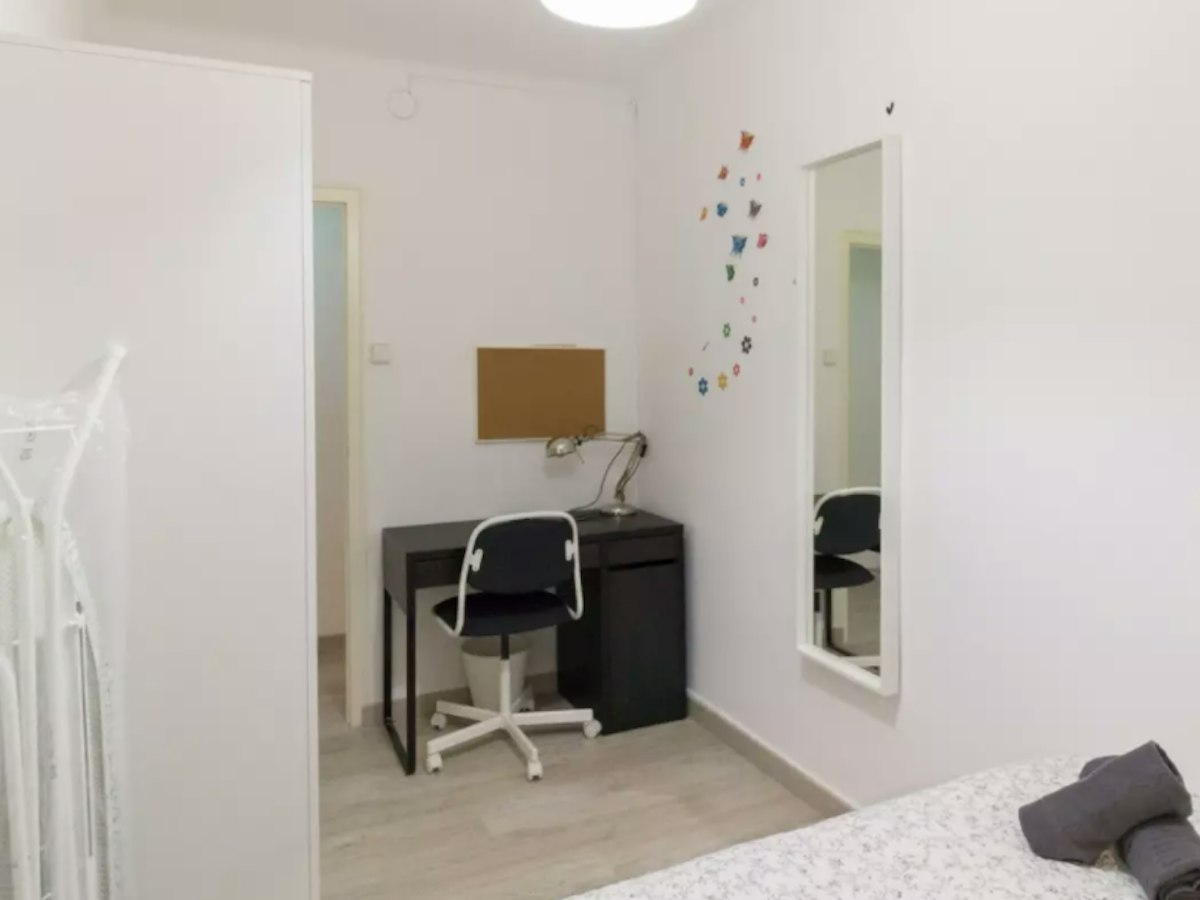Furnished room in a 5-person shared flat in L'Hospitalet · 2