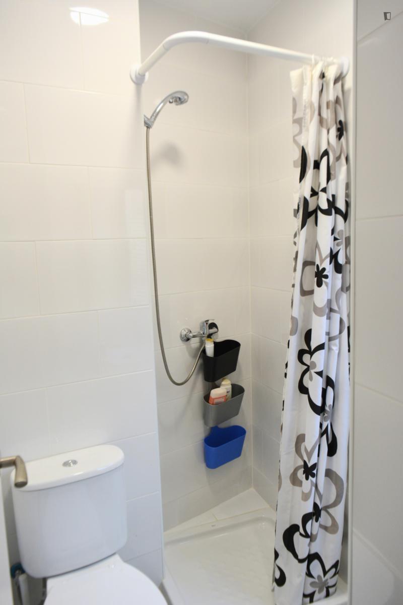 Furnished room in a 4-person shared flat in Sants-Montjuïc · 3
