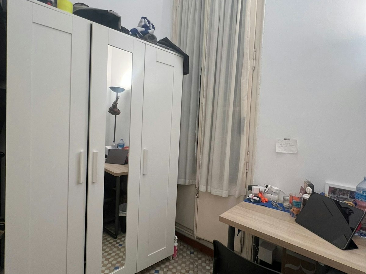 Habitación amueblada en piso compartido de 8 personas en Eixample · 2