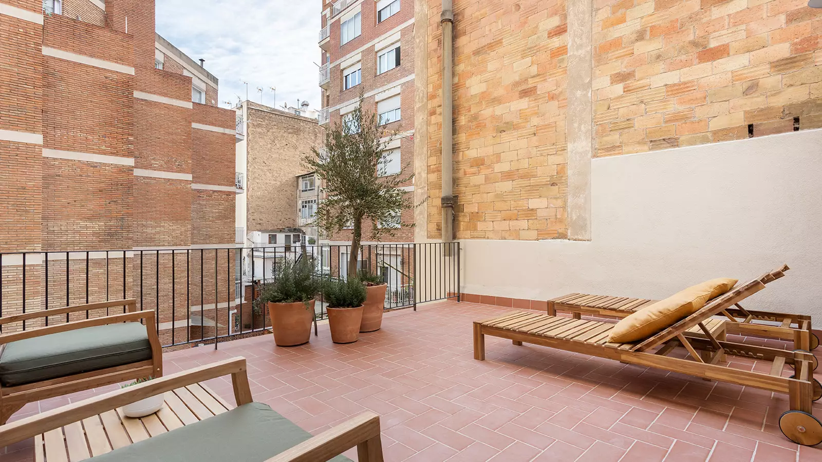 Furnished 1-bedroom flat in Sants-Montjuïc · 3