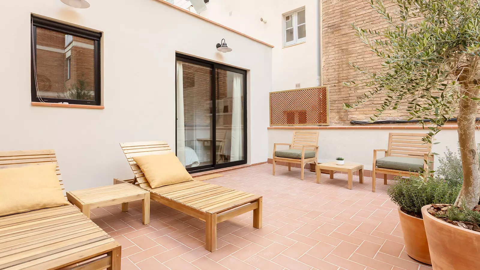 Furnished 1-bedroom flat in Sants-Montjuïc · 4