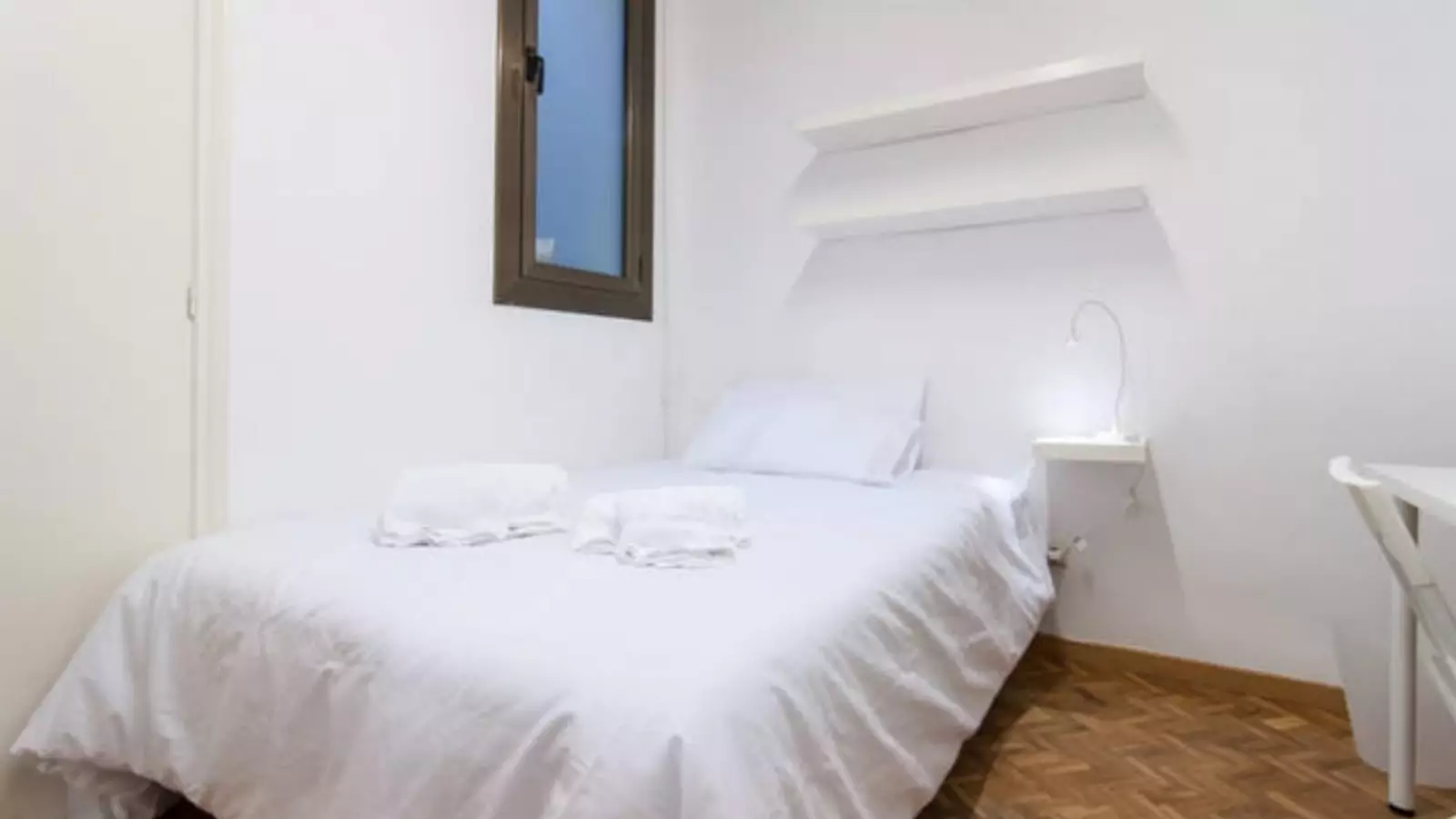 Furnished room in a 10-person shared flat in Eixample · 2