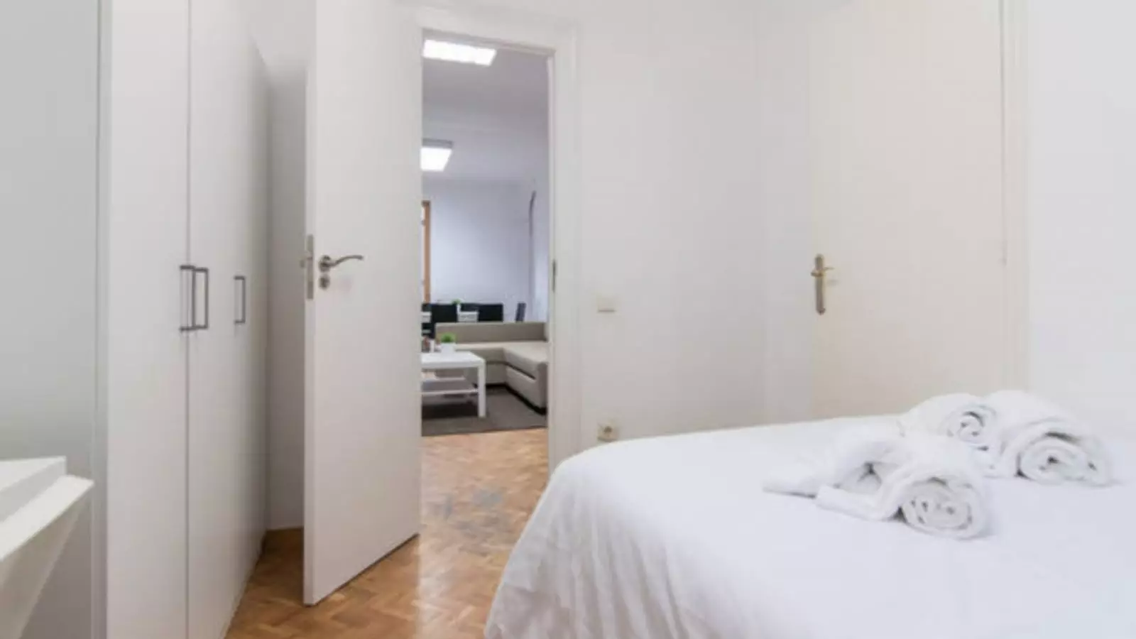 Furnished room in a 10-person shared flat in Eixample · 3