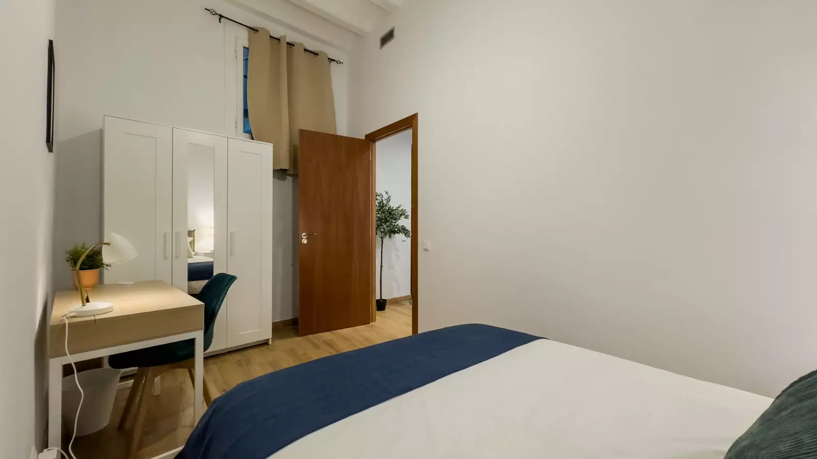Habitación amueblada en piso compartido de 6 personas en Ciutat Vella · 2