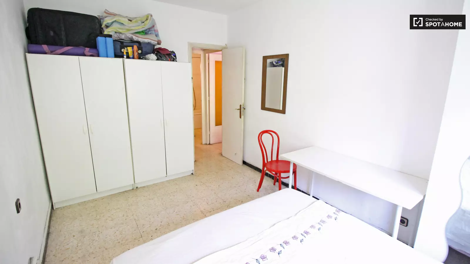 Furnished room in a shared flat in Sants-Montjuïc · 3