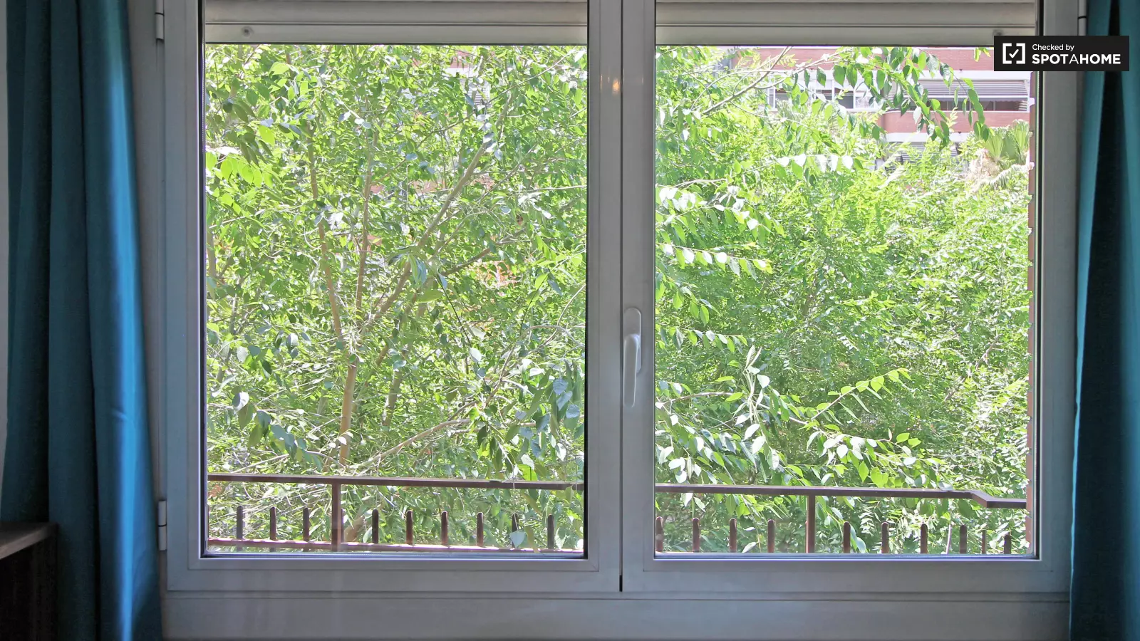 Furnished room in a shared flat in Sants-Montjuïc · 4