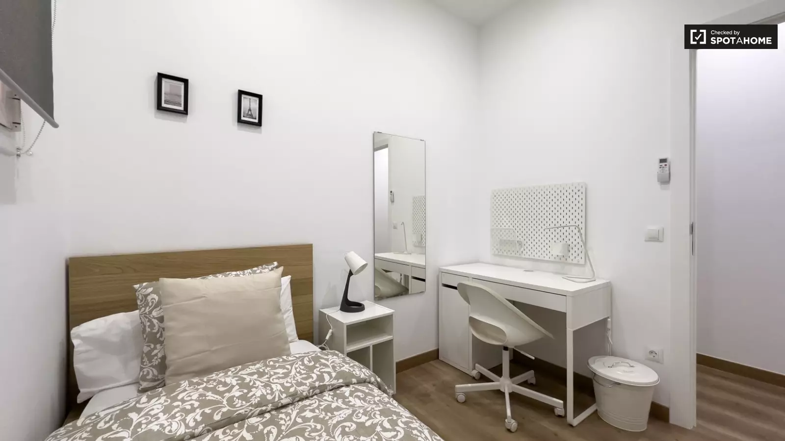 Furnished room in a 5-person shared flat in Ciutat Vella · 2