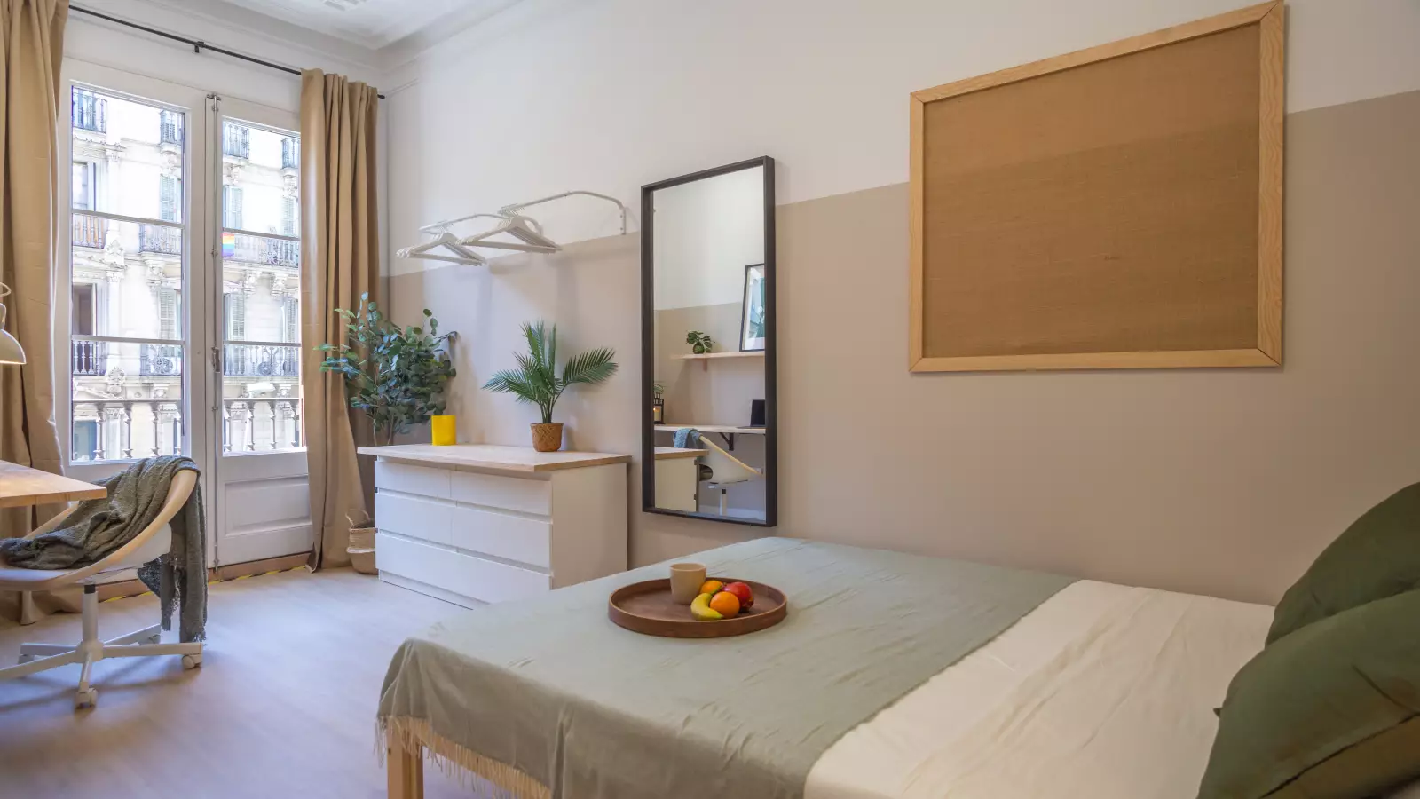 Furnished room in a shared flat in Eixample · 4
