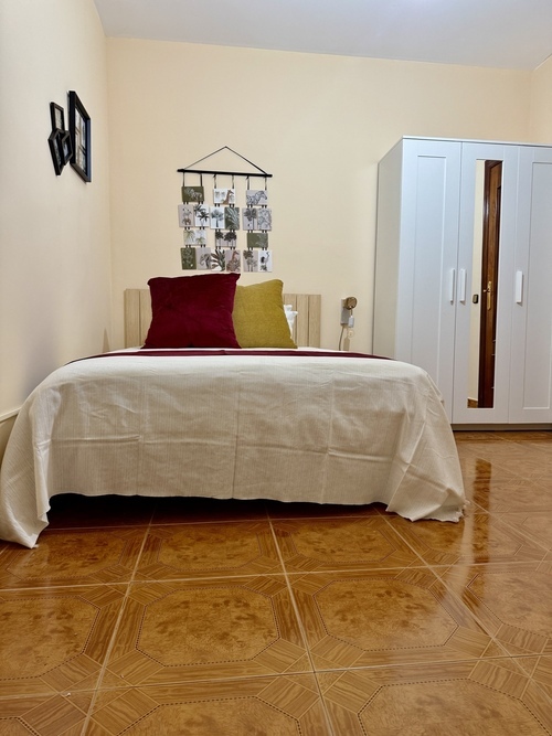 Room in a 5-person shared flat in Eixample · 3