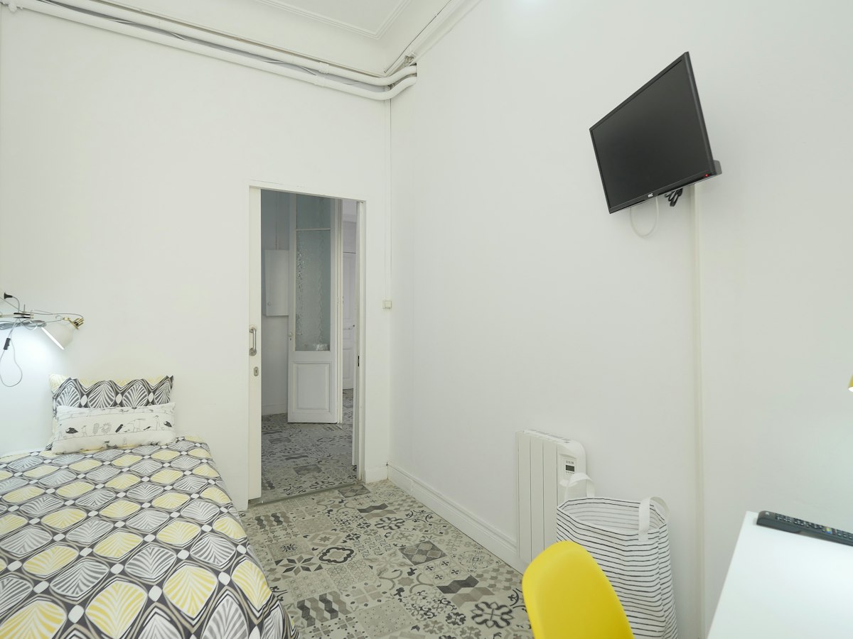 Furnished room in a 11-person shared flat in Gràcia · 2