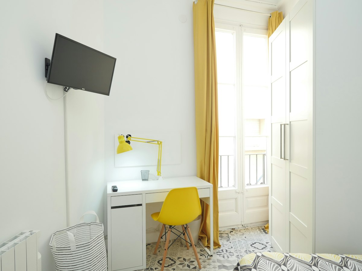 Furnished room in a 11-person shared flat in Gràcia · 4