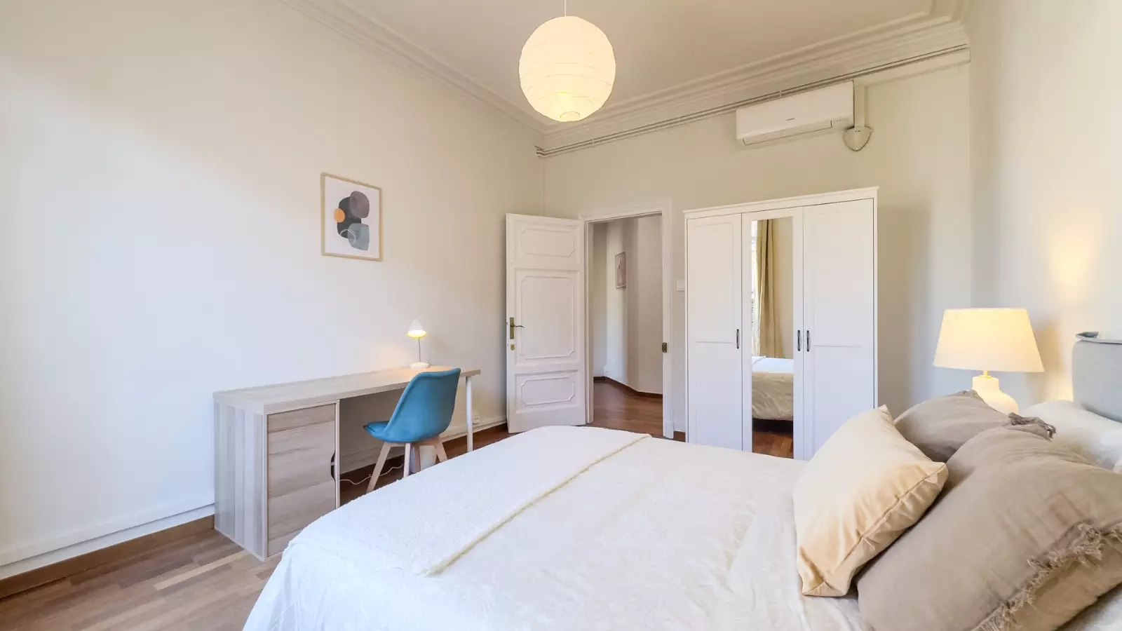 Furnished room in a shared flat in Gràcia · 2