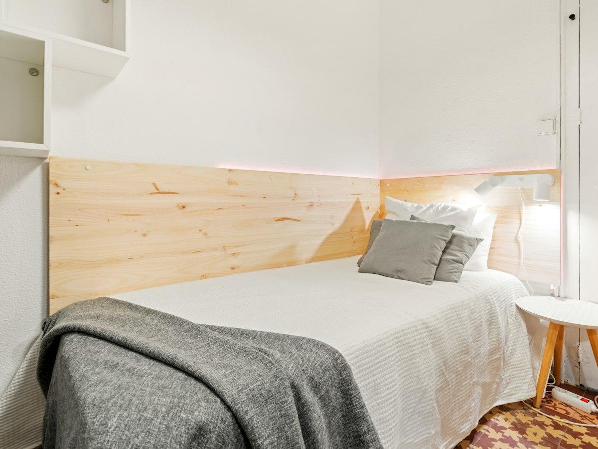 Habitación amueblada en piso compartido de 6 personas en Eixample · 3