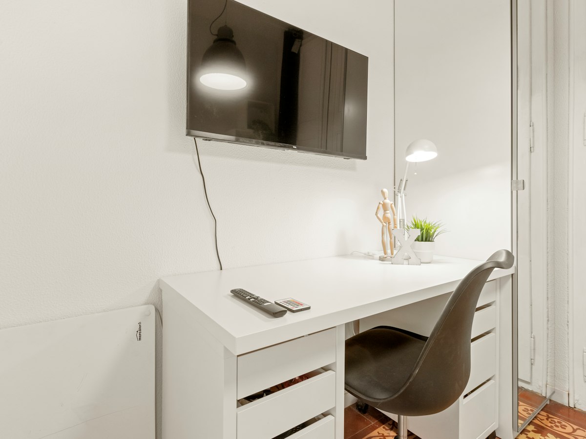 Habitación amueblada en piso compartido de 6 personas en Eixample · 4