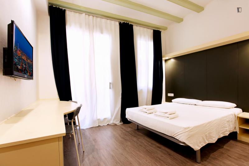 Furnished room in a shared flat in Ciutat Vella · 3