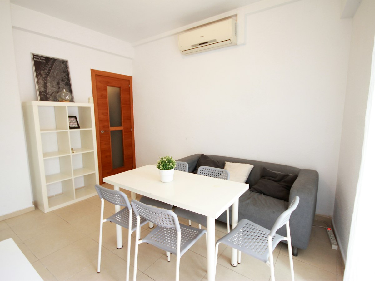 Furnished room in a 4-person shared flat in Sants-Montjuïc · 2