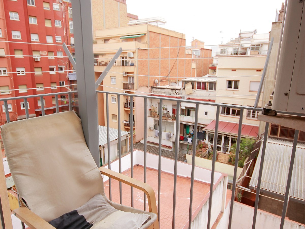 Furnished room in a 4-person shared flat in Sants-Montjuïc · 3