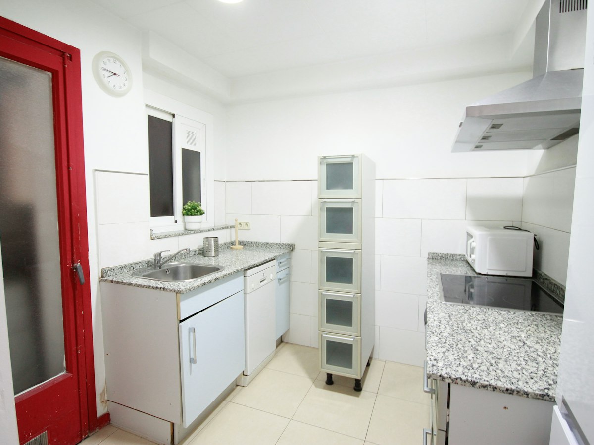 Furnished room in a 4-person shared flat in Sants-Montjuïc · 4