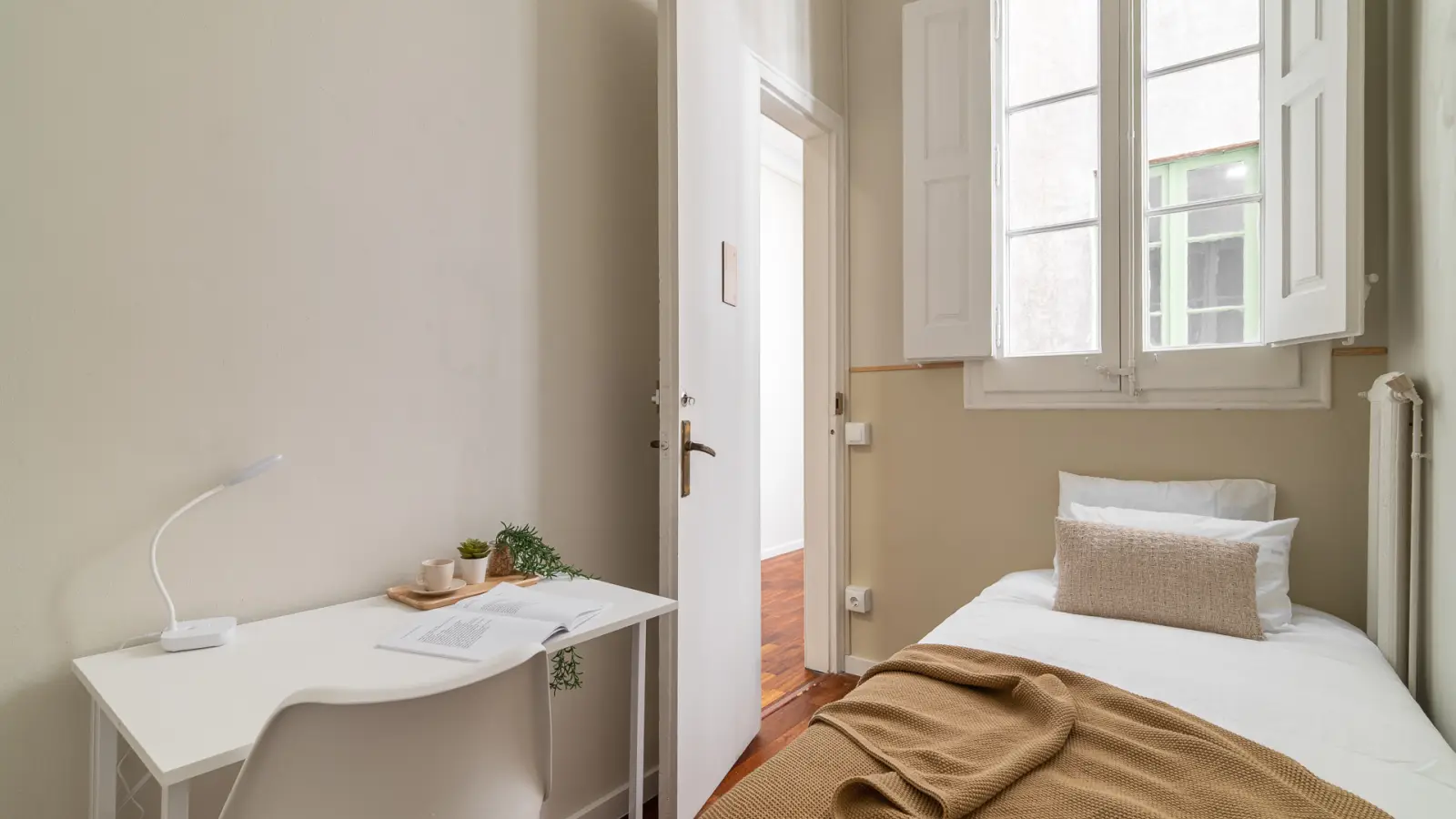 Habitación amueblada en piso compartido en Eixample · 2