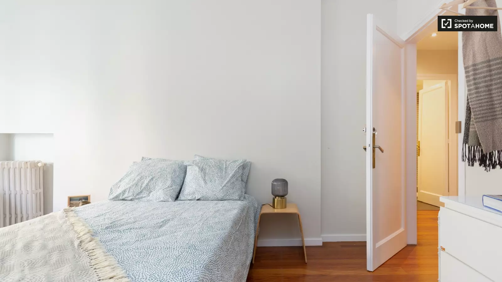 Furnished room in a 6-person shared flat in Gràcia · 3