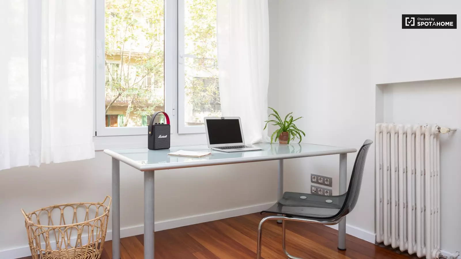 Furnished room in a 6-person shared flat in Gràcia · 4