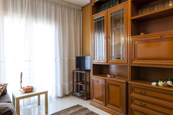 Piso de 6 dormitorios amueblado en Sant Martí, 76 m² · 2