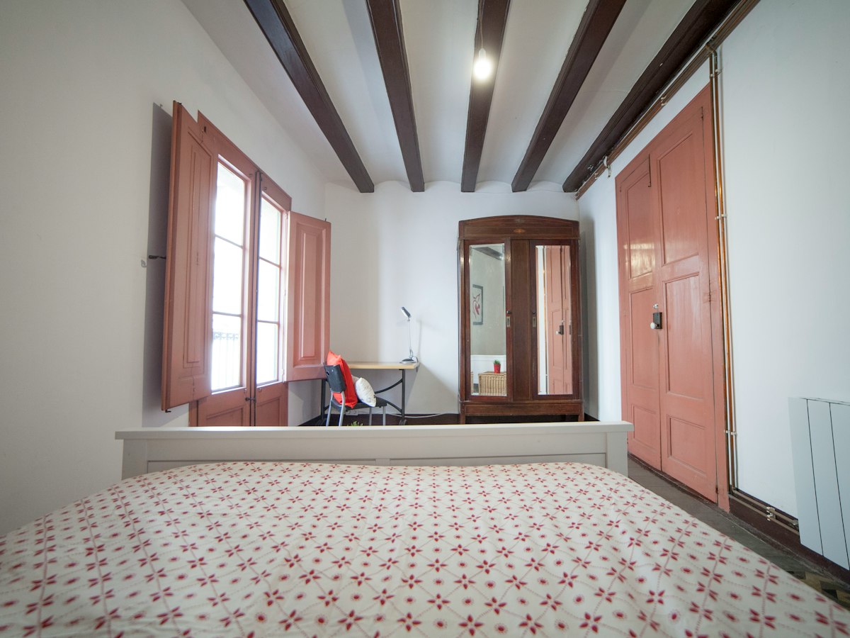 Furnished room in a 6-person shared flat in Ciutat Vella · 2