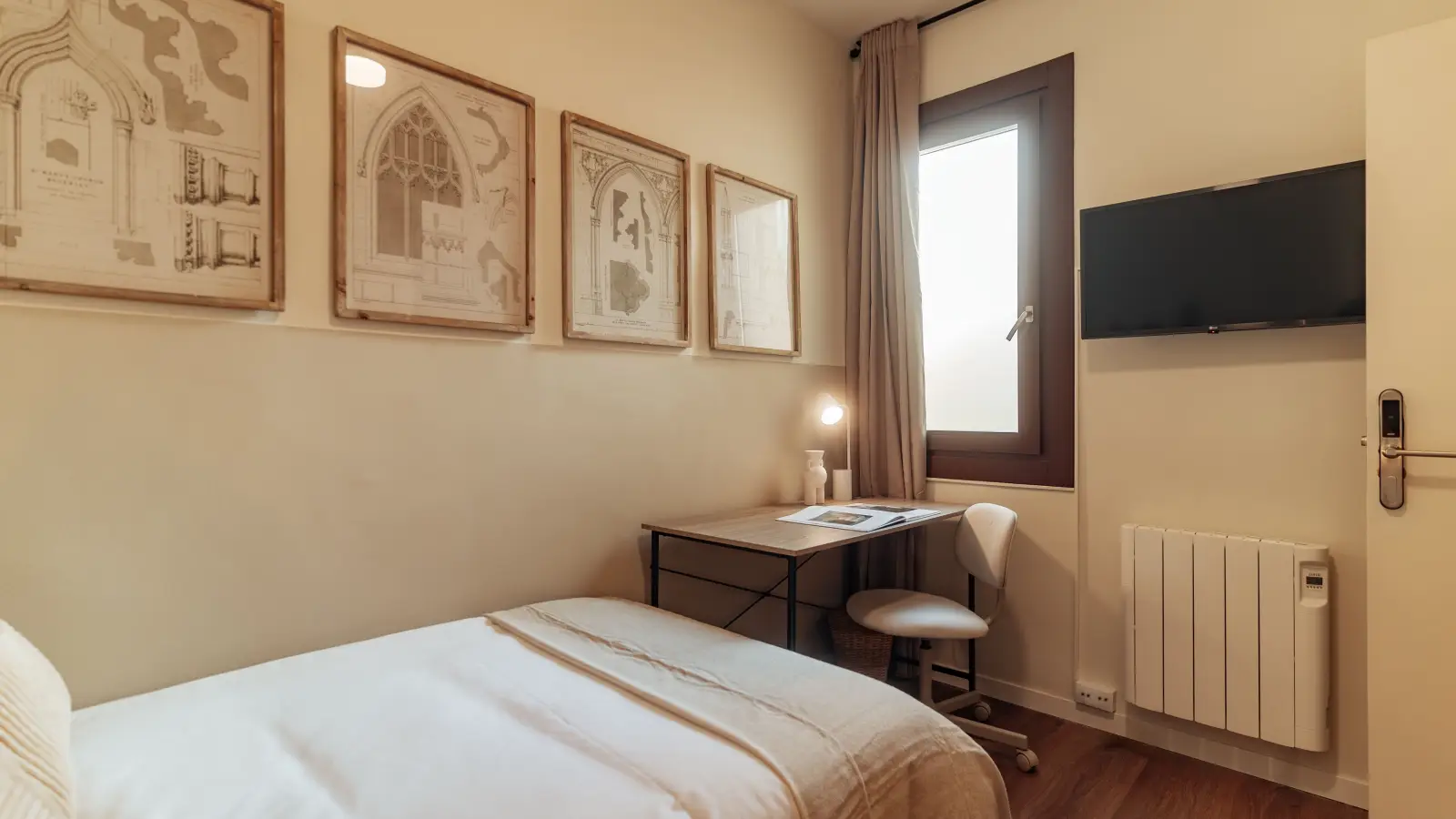 Furnished room in a shared flat in Ciutat Vella · 3