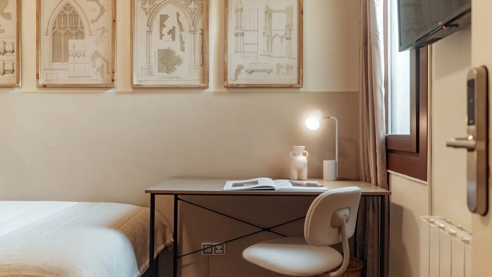 Furnished room in a shared flat in Ciutat Vella · 4