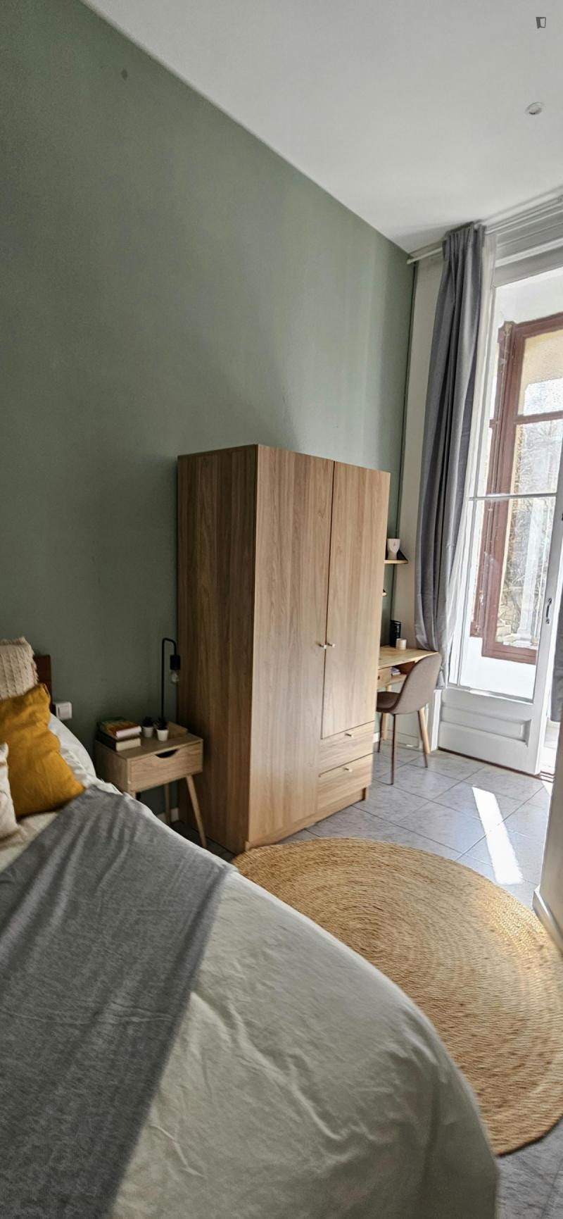 Habitación amueblada en piso compartido de 9 personas en Eixample · 3