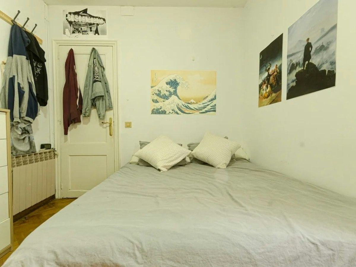 Furnished room in a 8-person shared flat in Ciutat Vella · 3