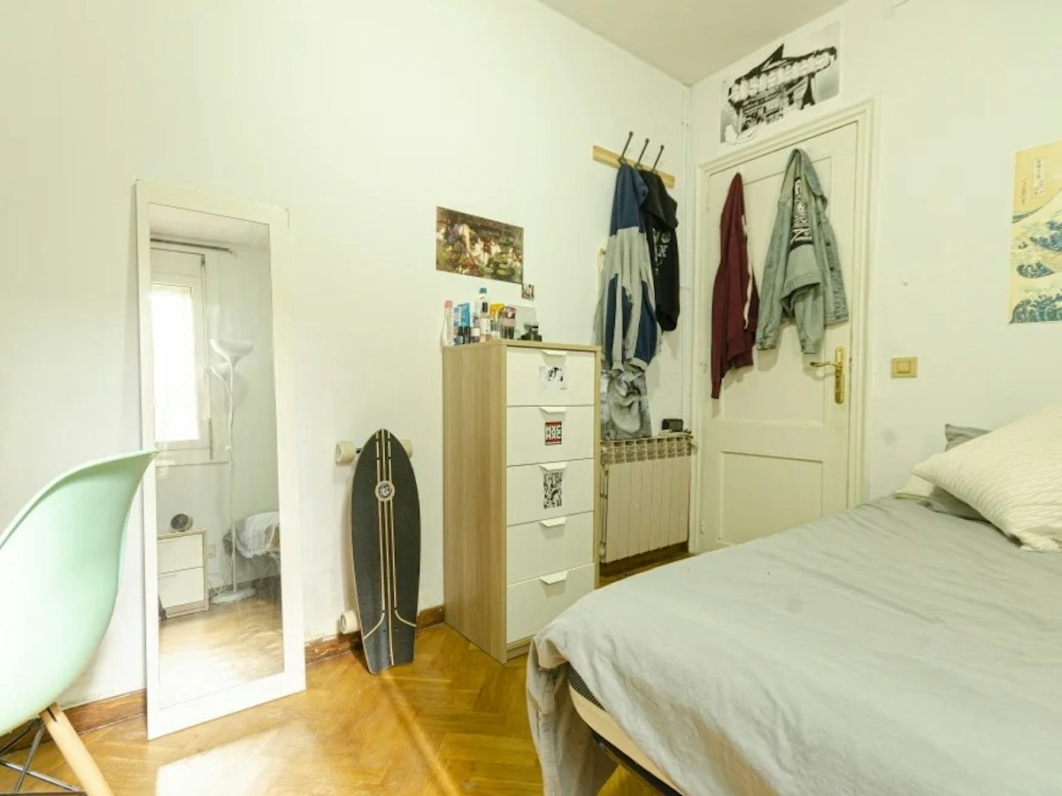 Furnished room in a 8-person shared flat in Ciutat Vella · 4
