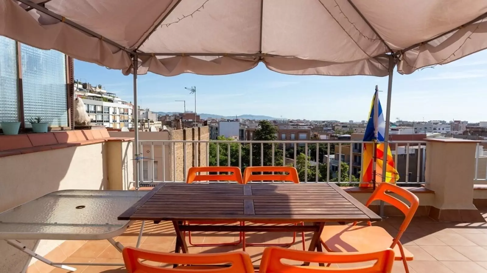 Piso de 2 dormitorios amueblado en Eixample, 55 m² · 2