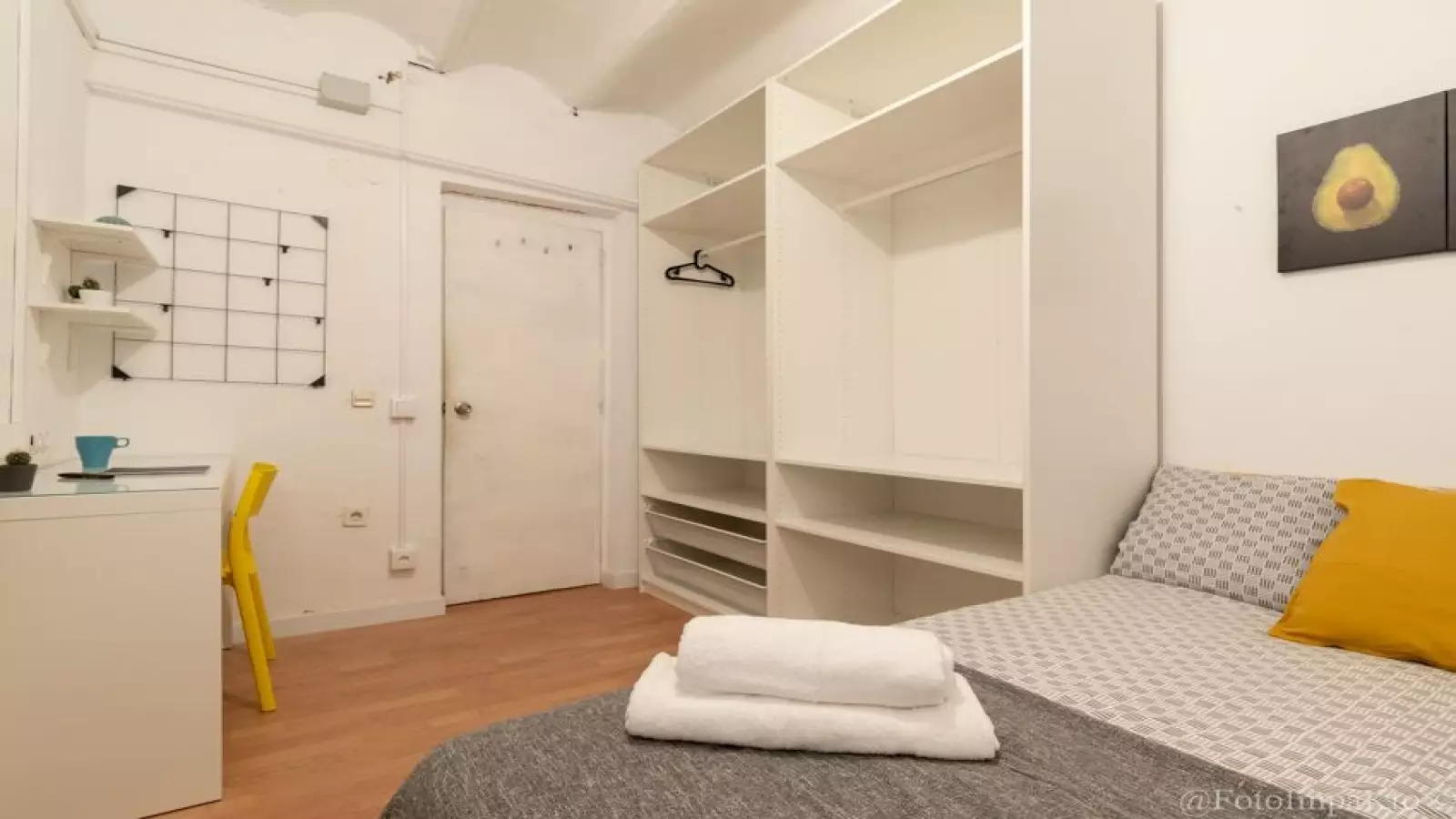 Habitación amueblada en piso compartido de 7 personas en Ciutat Vella · 2